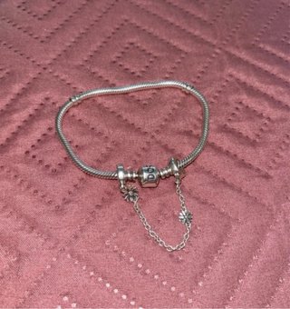 Pulsera Pandora con cadena de seguridad