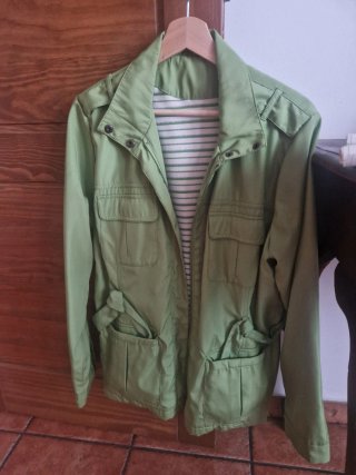 Cazadora verde con bolsillos