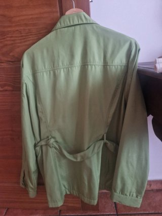 Cazadora verde con bolsillos