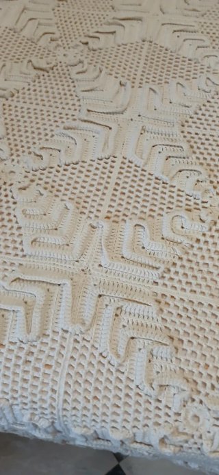 Colcha antigua crochet tupida beige