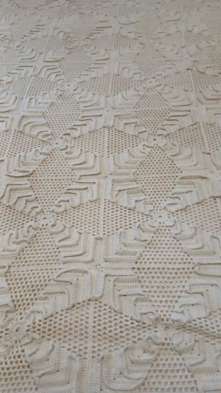 Colcha antigua crochet tupida beige
