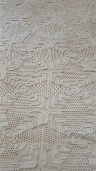 Colcha antigua crochet tupida beige
