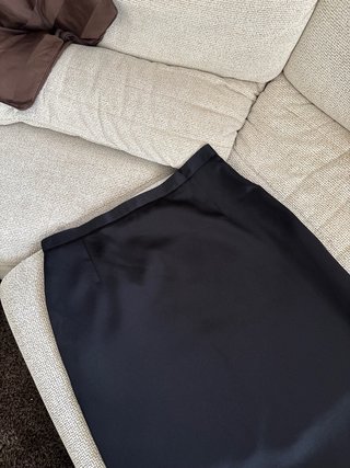 Falda midi/larga satinada negra Julian Gil