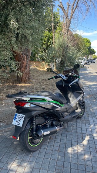 Kawasaki J300 Maxi Scooter