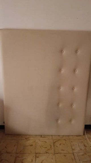Cabecero tapizado beige capitoné