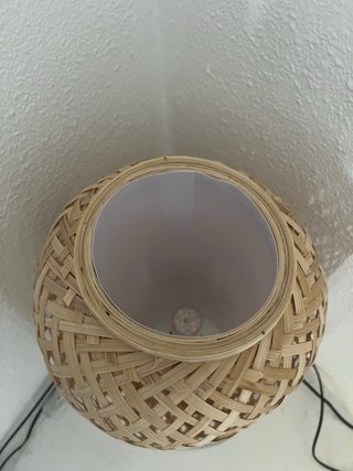Lámpara de mesa de bambú tejida