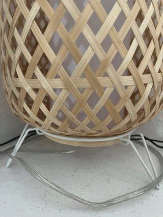 Lámpara de mesa de bambú tejida