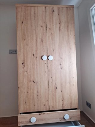 Armario de madera con cajones