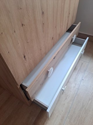 Armario de madera con cajones