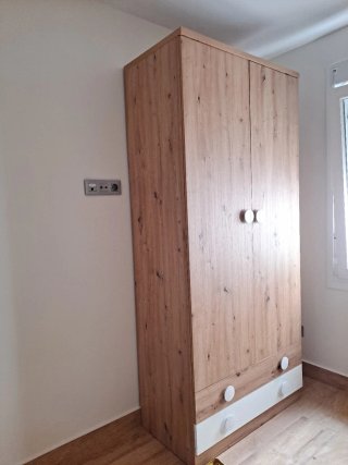 Armario de madera con cajones