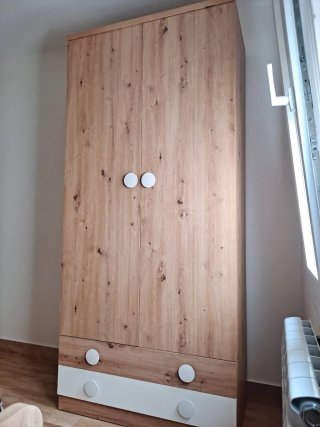 Armario de madera con cajones