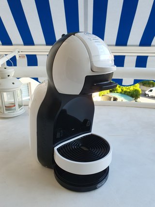Cafetera Dolce Gusto Blanca y Negra