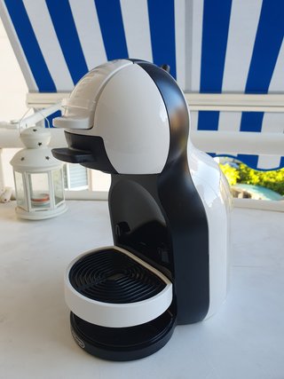 Cafetera Dolce Gusto Blanca y Negra