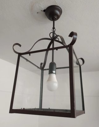 Lámpara estilo farol en forja y cristal