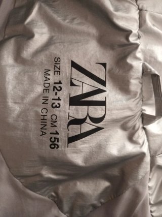 Abrigo Zara plateado talla 12/13