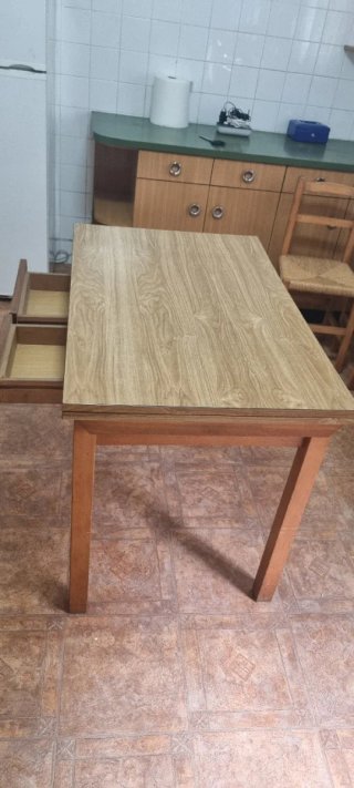 Mesa de Cocina con 4 Sillas para restaurar.