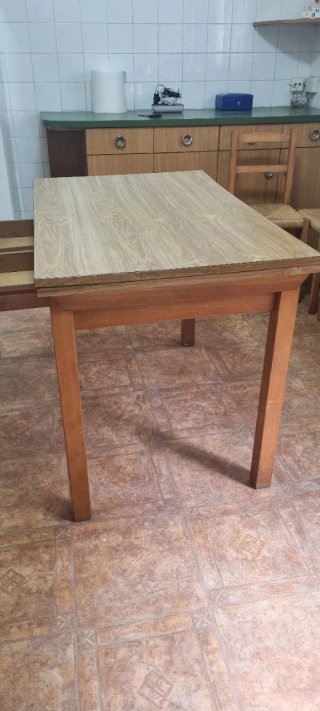 Mesa de Cocina con 4 Sillas para restaurar.