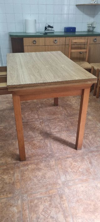 Mesa de Cocina con 4 Sillas para restaurar.