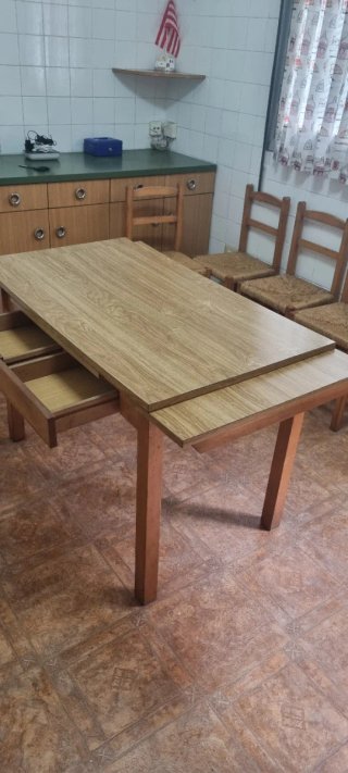 Mesa de Cocina con 4 Sillas para restaurar.