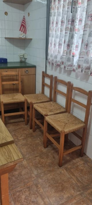 Mesa de Cocina con 4 Sillas para restaurar.