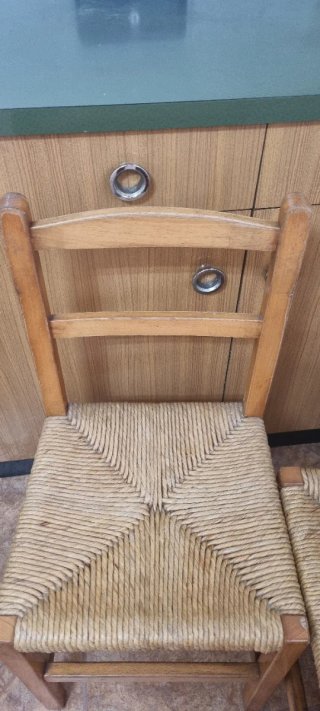 Mesa de Cocina con 4 Sillas para restaurar.