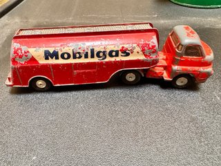 Camión Cisterna Corgi Toys Mobigas