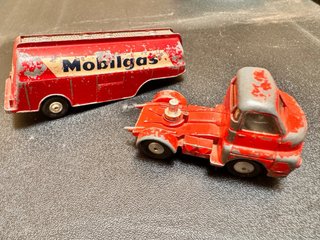 Camión Cisterna Corgi Toys Mobigas