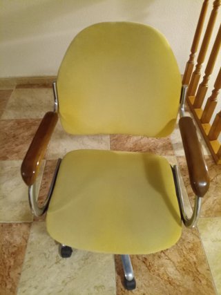 Silla de oficina amarilla