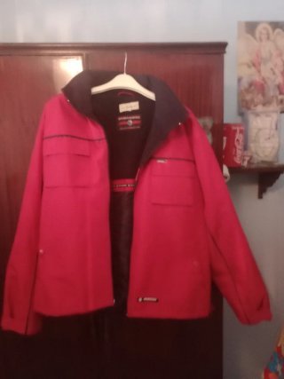 Cazadora de invierno roja