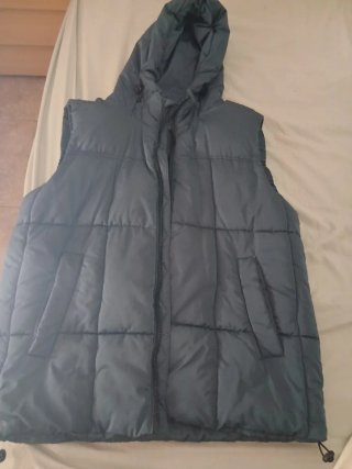 Chaleco acolchado negro con capucha
