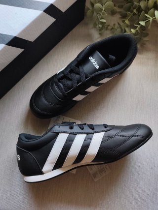 Zapatillas Adidas Negras y Blancas