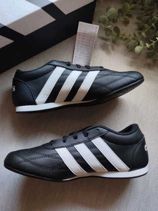 Zapatillas Adidas Negras y Blancas