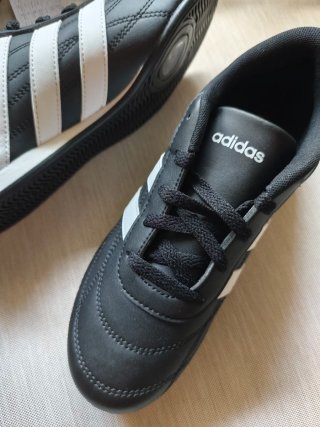 Zapatillas Adidas Negras y Blancas