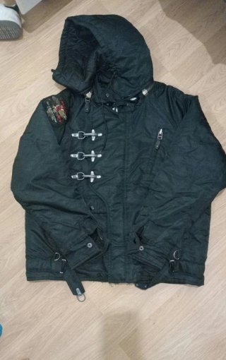 Chaqueta negra con parches