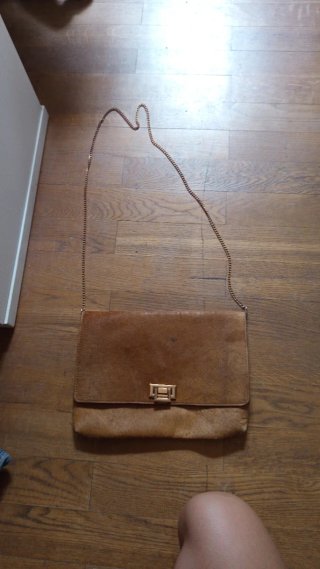 Bolso de mano marrón con cadena