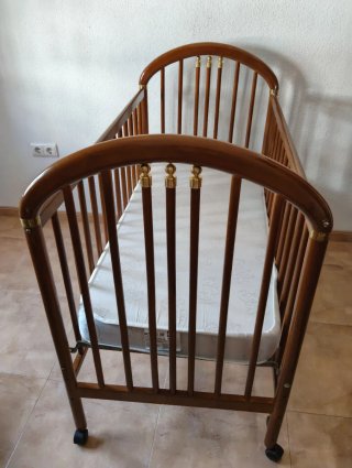 Cuna de Madera con Colchón Nuevo sin usar.