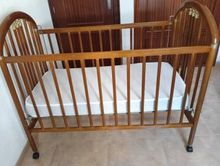 Cuna de Madera con Colchón Nuevo sin usar.