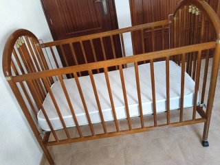 Cuna de Madera con Colchón Nuevo sin usar.
