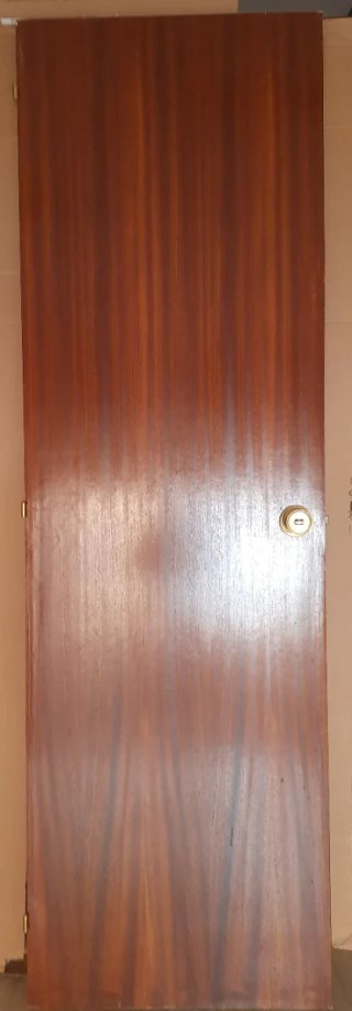 Puerta madera con pomo