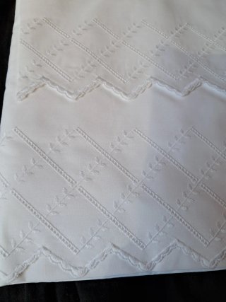 Juego de Sábanas Blancas Bordadas