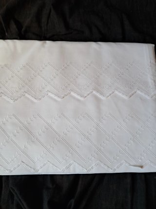 Juego de Sábanas Blancas Bordadas