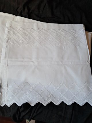 Juego de Sábanas Blancas Bordadas
