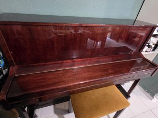 Piano Vertical Kolmann de Caoba con Banqueta