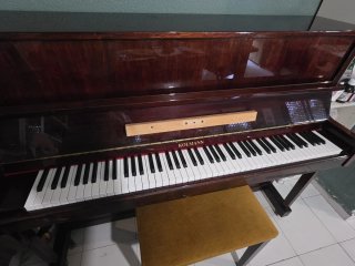 Piano Vertical Kolmann de Caoba con Banqueta