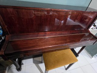 Piano Vertical Kolmann de Caoba con Banqueta