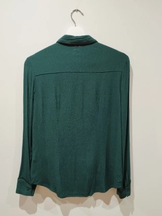 Blusa verde botella de Stradivarius