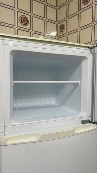 Nevera Hisense 270L con congelador muy buen estado