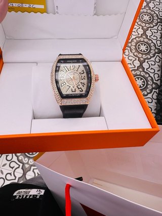 Reloj con caja dorada y correa negra