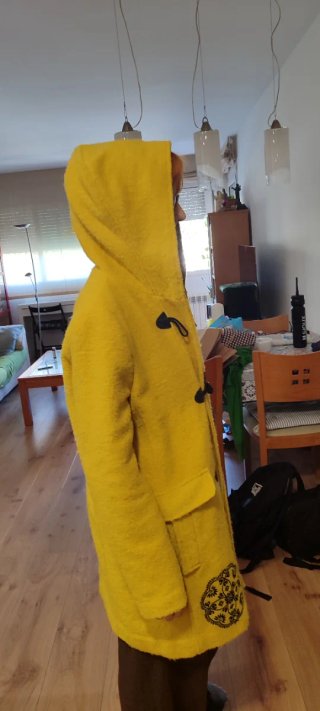 Abrigo Largo Desigual Amarillo con Capucha