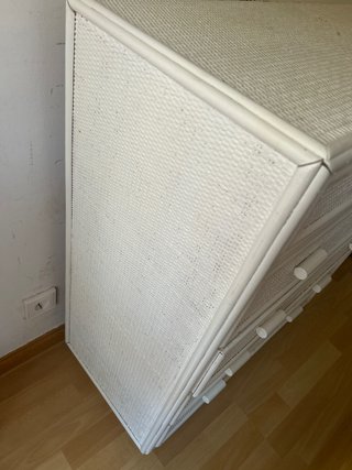 Cómoda de mimbre blanca